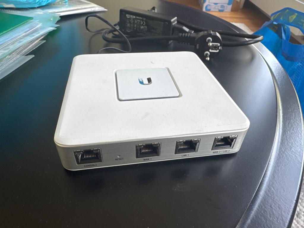 Unifi Security Gateway (USG) met voedingsadapter, Computers en Software, Ophalen of Verzenden, Gebruikt, Router