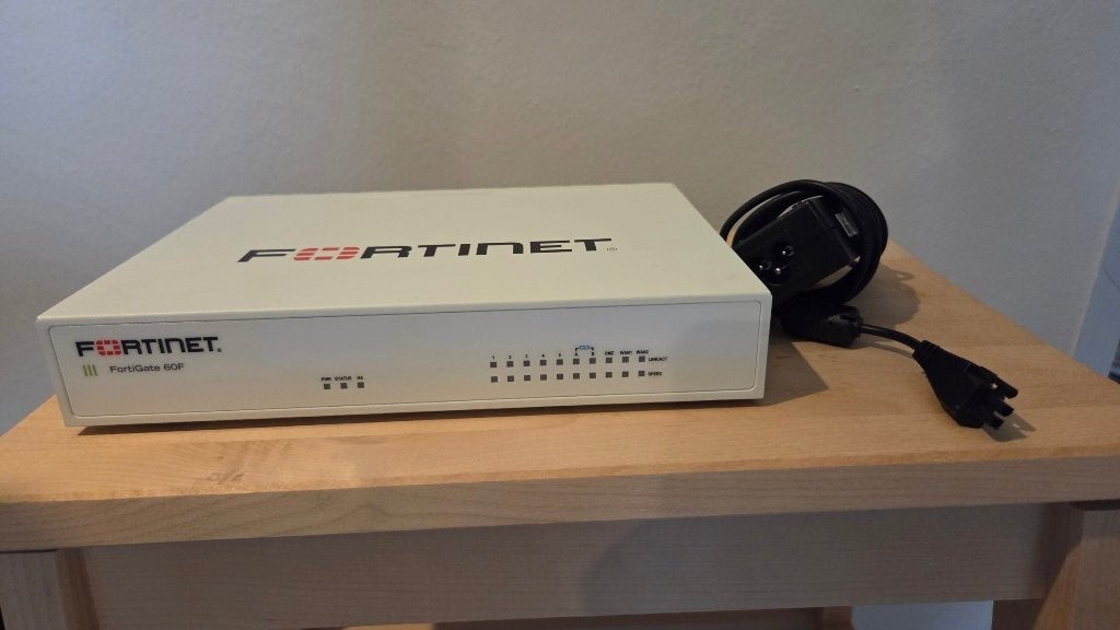 Fortinet FortiGate 60F, Computers en Software, Verzenden, Zo goed als nieuw, Router, Fortinet Fortigate