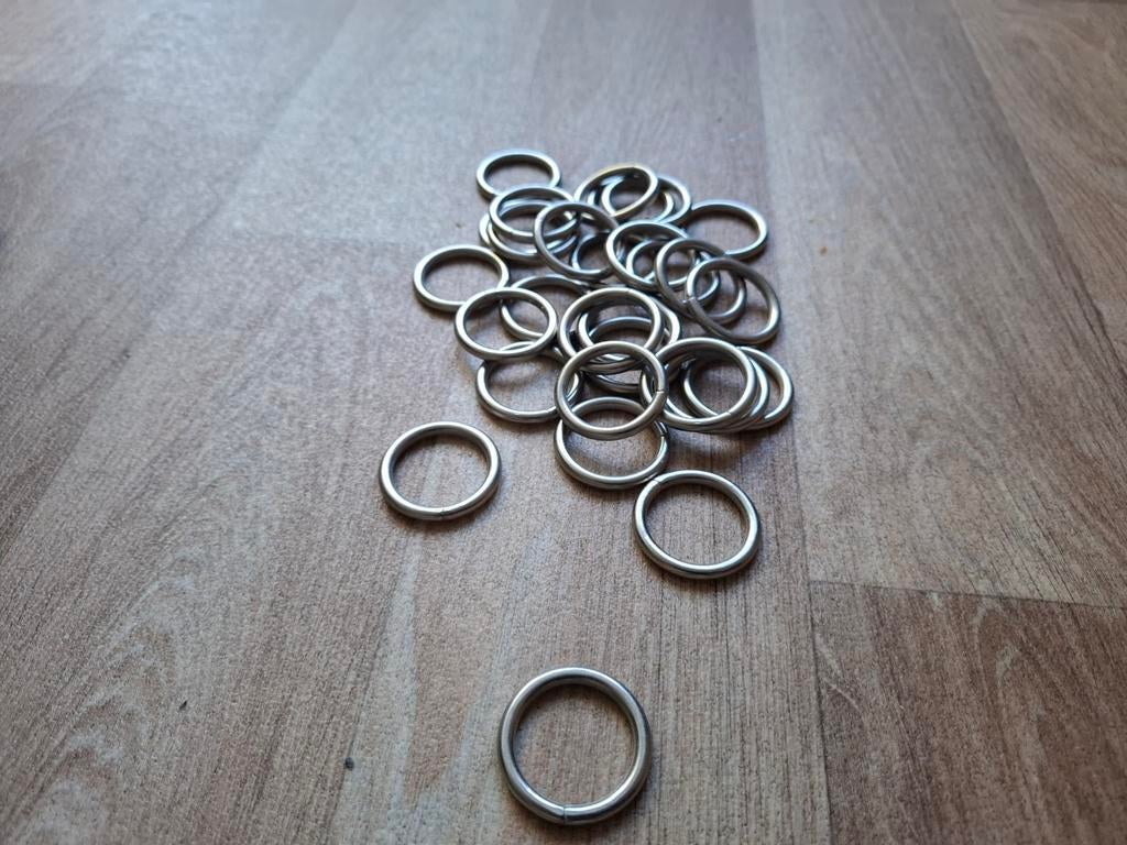 29 metalen gordijnringen 25-33 mm, 4mm dik, Ophalen of Verzenden, Zo goed als nieuw, Grijs