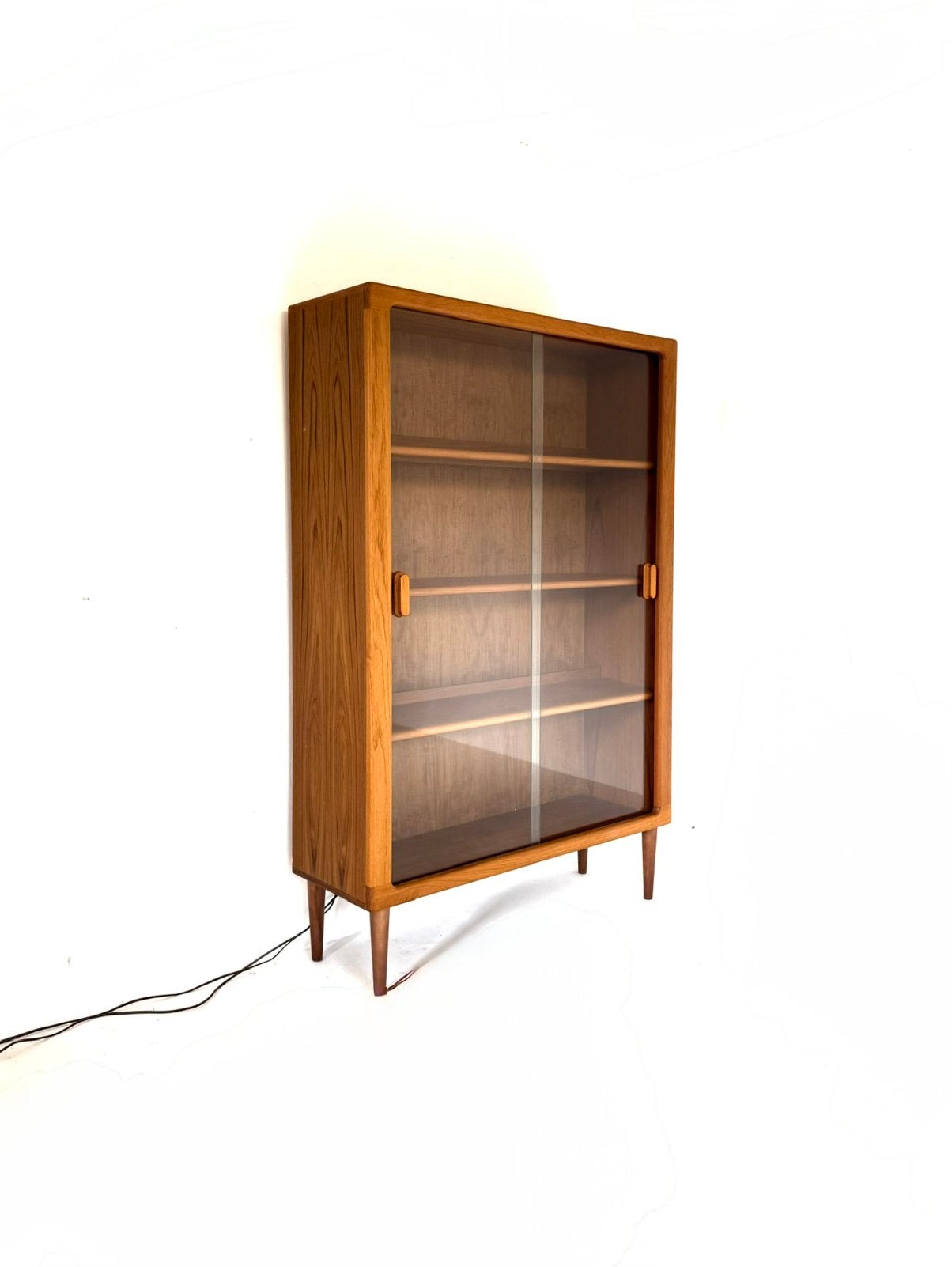 Vintage XL Deense teakhouten vitrinekast, Silkeborg ‘80, Huis en Inrichting, Met deur(en), 100 tot 150 cm, Vintage retro buisframe design rotan webbing papercord deens