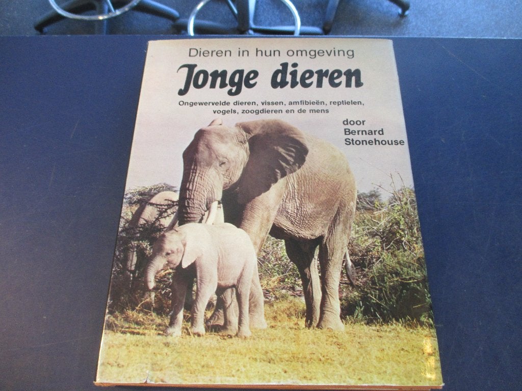 Jonge Dieren - dieren in hun omgeving (Bernard Stonehouse), Boeken, Ophalen of Verzenden, Gelezen, Overige diersoorten