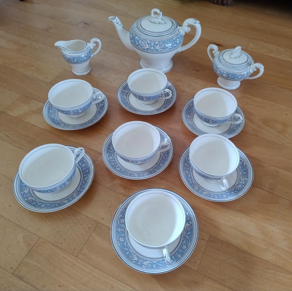 Fraai Engels theeservies met blauw-wit decor, Antiek en Kunst, Antiek | Servies compleet, Ophalen of Verzenden