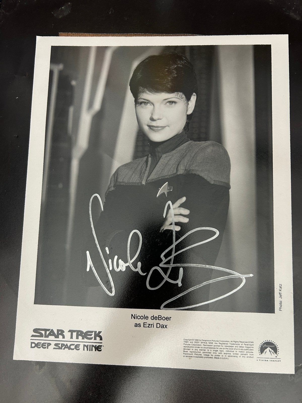 Gesigneerde foto Nicole de Boer als Ezri Dax (Star Trek), 1980 tot heden, Foto, Ophalen of Verzenden, Zo goed als nieuw