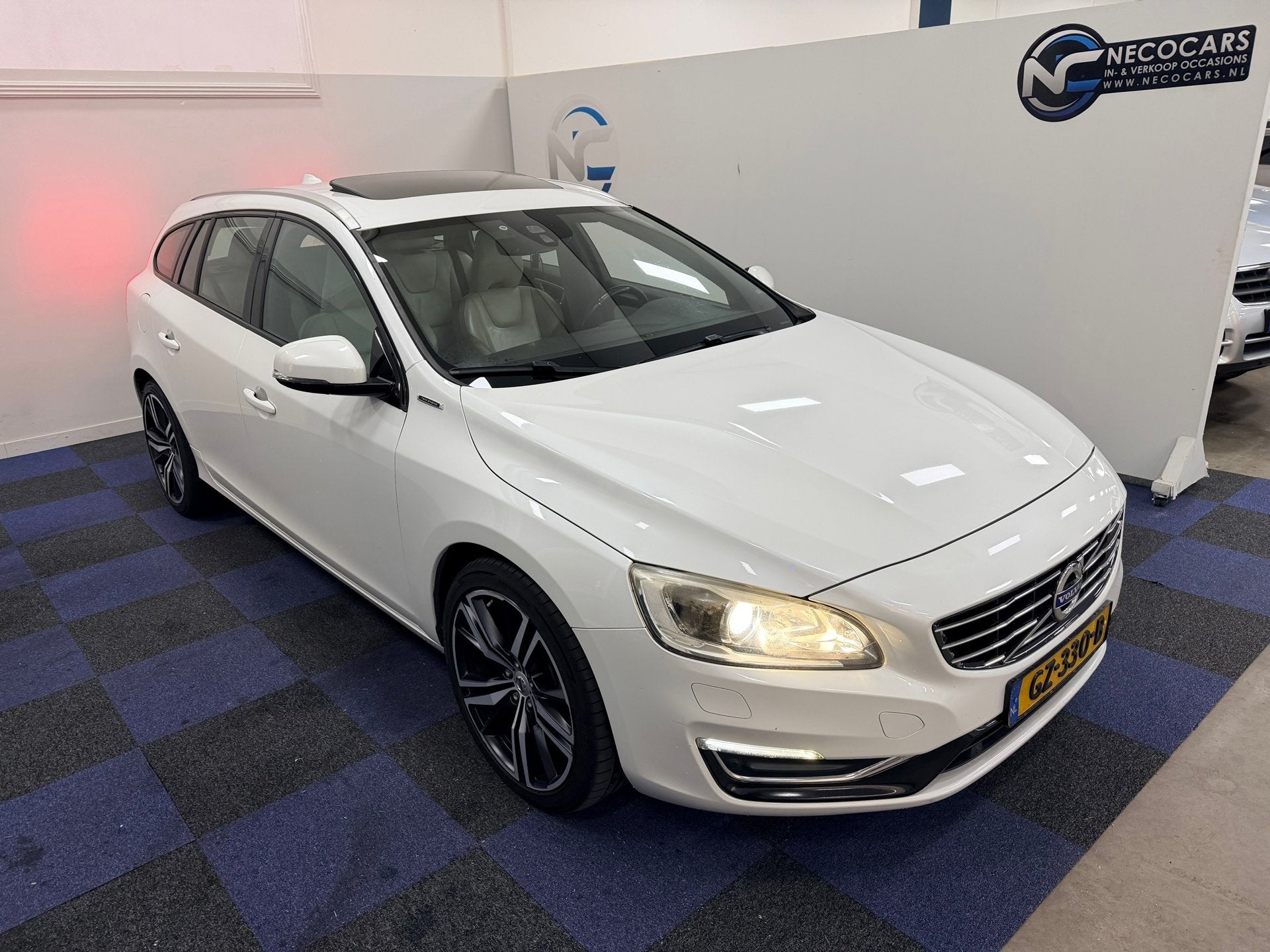 Volvo V60 2.4 D5 Twin Engine Special Edition / SCHUIFKANTELD, Auto's, Volvo, Automaat, Dealer onderhouden, Vierwielaandrijving