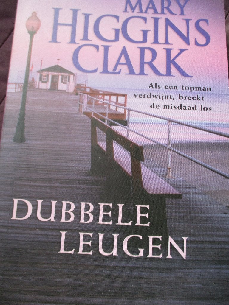 Mary Higgins Clark "Dubbele leugen"., Boeken, Thrillers, Zo goed als nieuw, Amerika, Ophalen of Verzenden