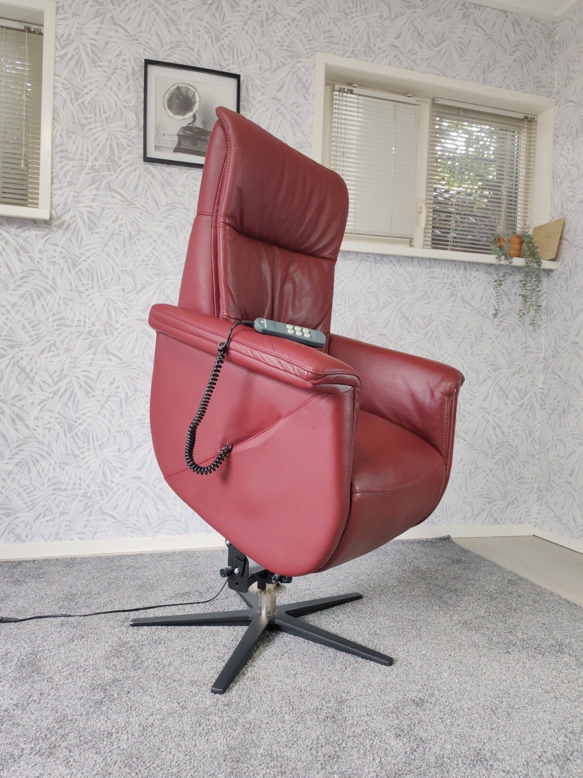 Meubelzorg Relaxfauteuil - Rood Leer, Elektrisch Verstelbaar, Leer, Ophalen of Verzenden, Zo goed als nieuw, Nvt