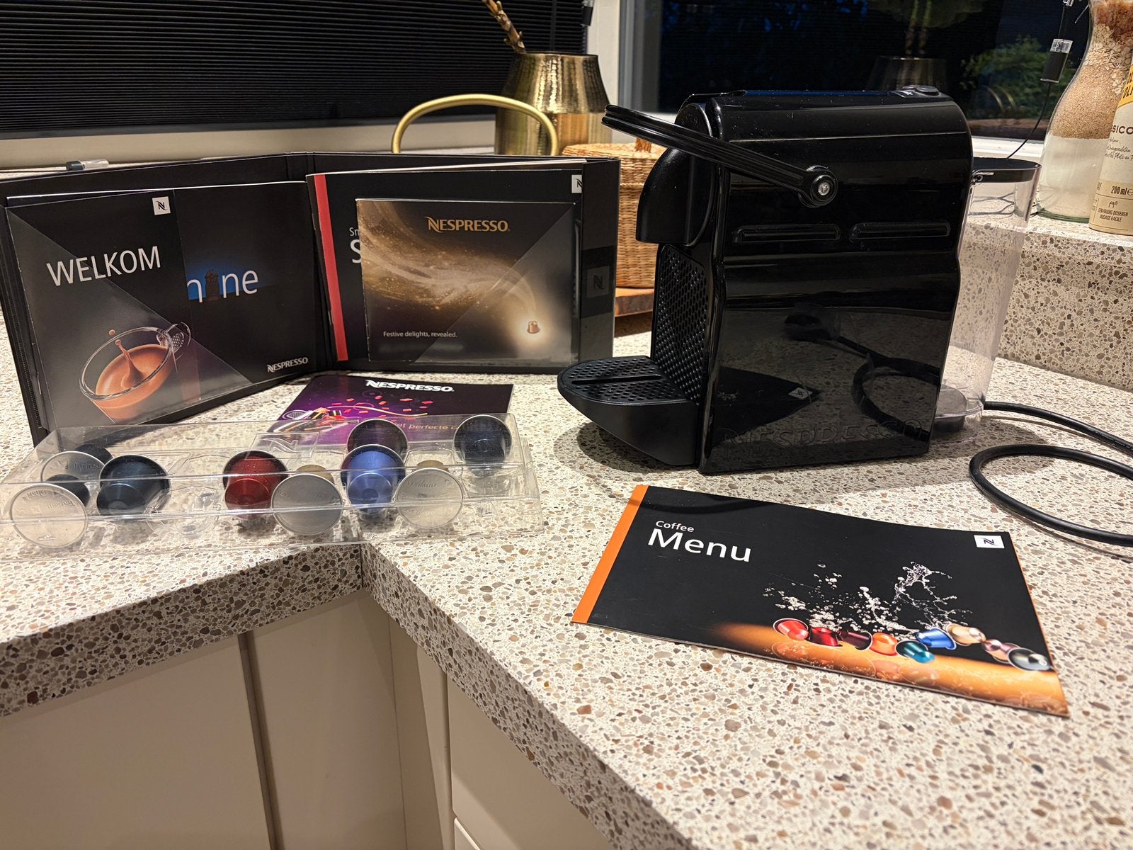 Nespresso Magimix Inissia M105, Gebruikt, Espresso apparaat, Ophalen of Verzenden, Koffiepads en cups