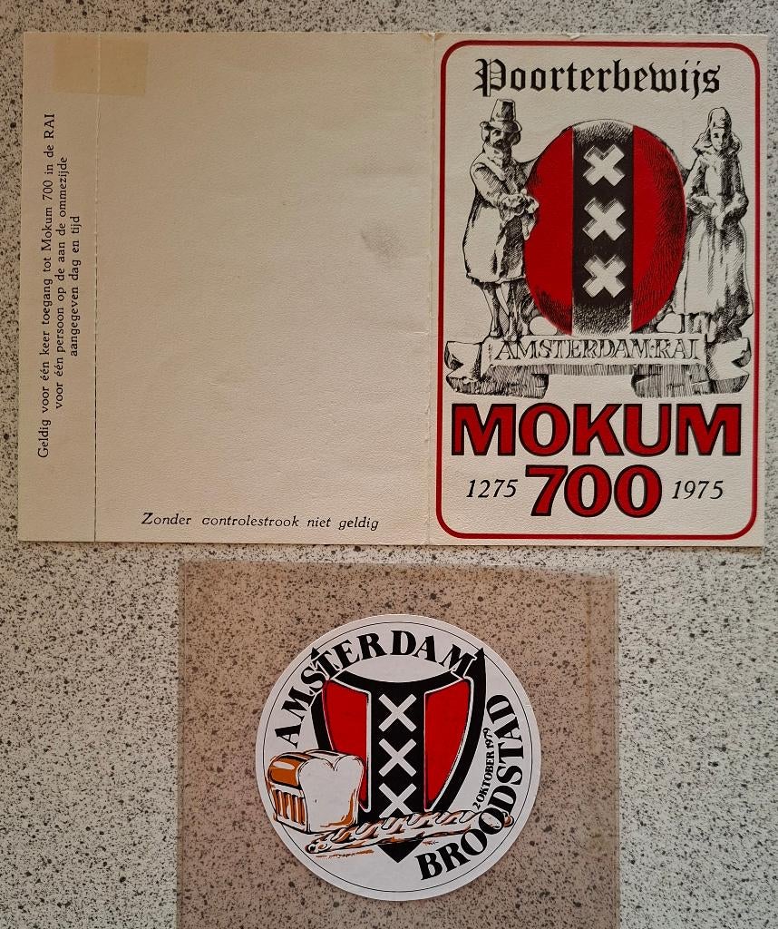 Mokum 700 jaar Poorterbewijs + sticker Amsterdam Broodstad, Verzenden, Zo goed als nieuw