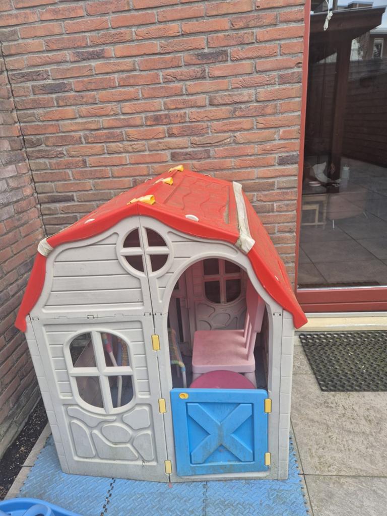 Kunststof kinder speelhuisje met deur en ramen, Ophalen of Verzenden, Gebruikt, Kunststof