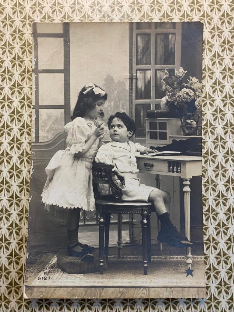 30-12-1930 Jongen en meisje schrijven een brief (NN), Ophalen of Verzenden, Voor 1920, Gelopen, Kinderen