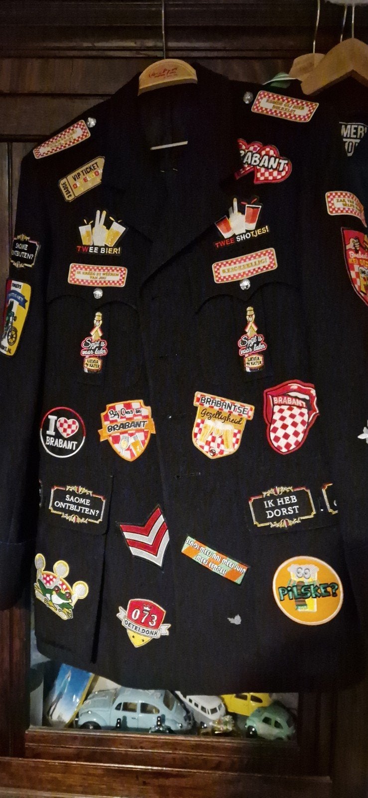 Unieke Carnaval Jas met Brabantse Badges en Konijnprint, Ophalen of Verzenden, Zo goed als nieuw, Maat 52/54 (L), Zwart
