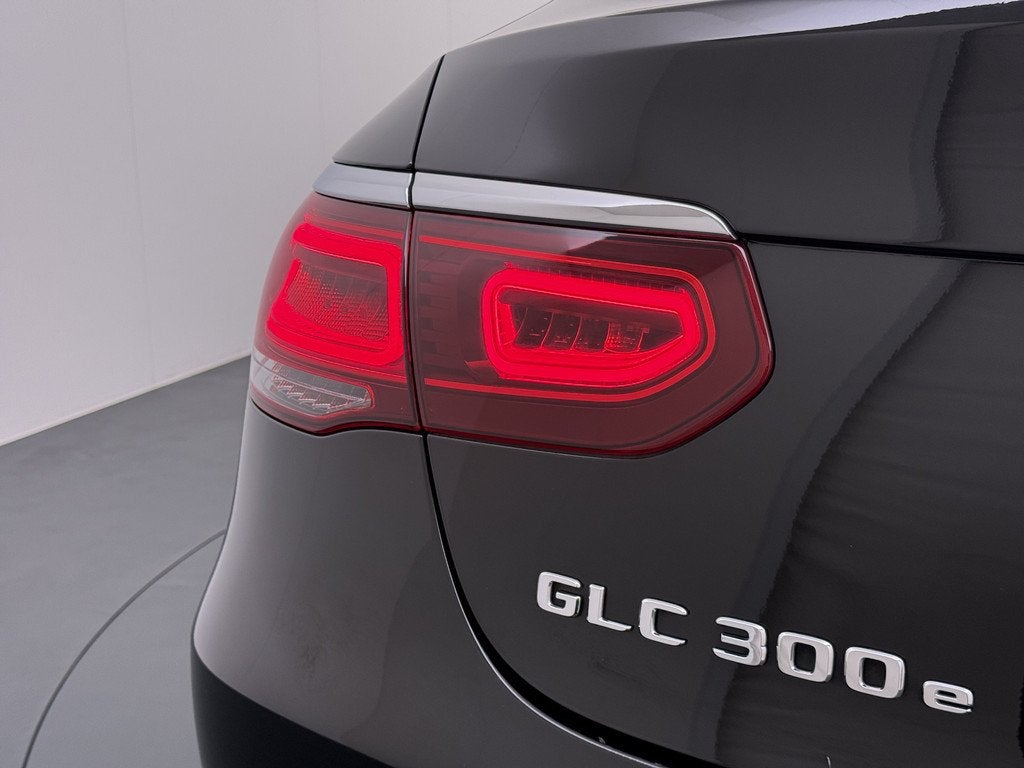 Mercedes-Benz GLC Coupé 300 e 4MATIC AMG line | Schuifdak B, Auto's, Automaat, 4 cilinders, 320 pk, Plug-in hybride