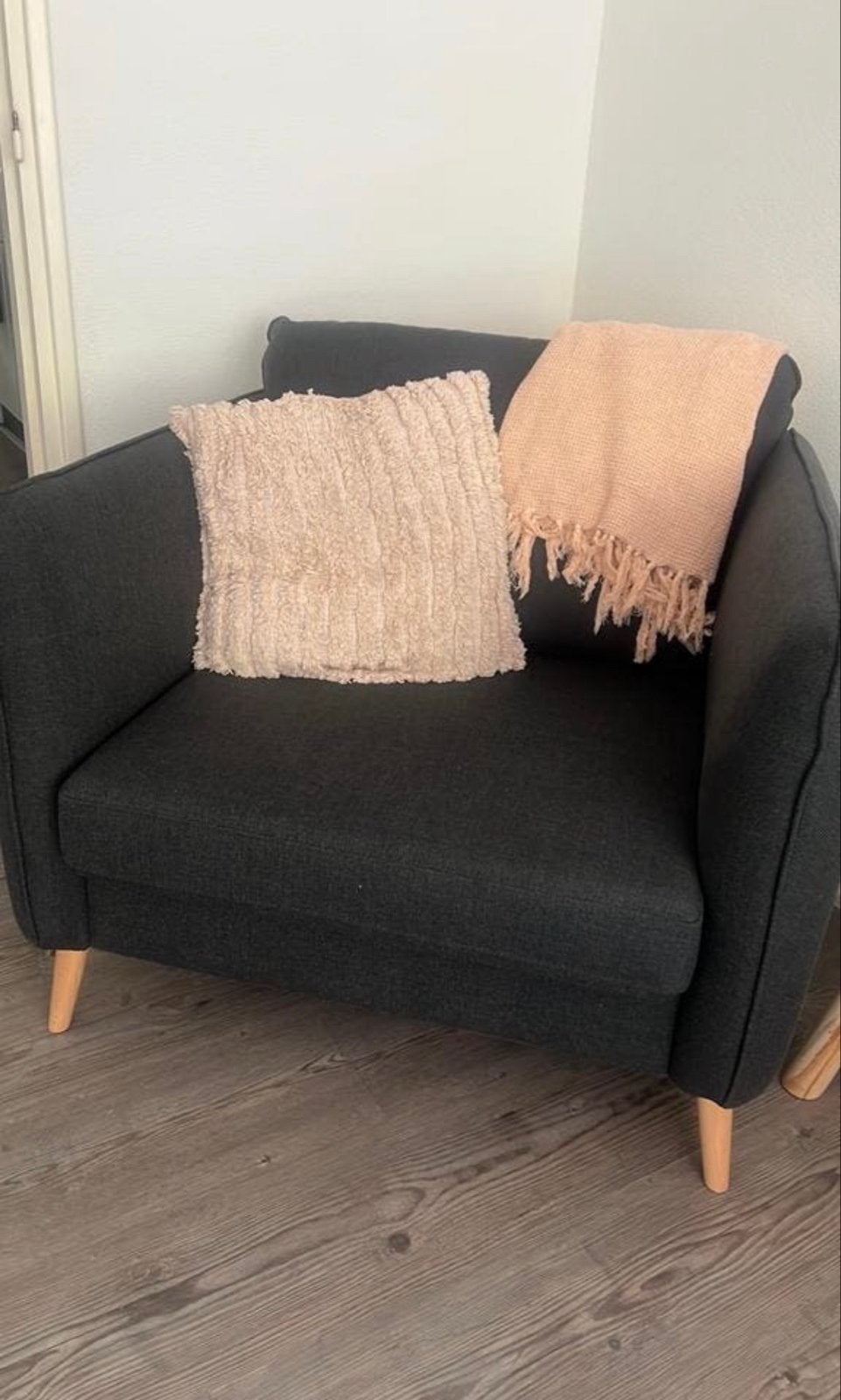 Comfortabele donkergrijze fauteuil met houten poten, Huis en Inrichting, Fauteuils, Ophalen, Zo goed als nieuw, Stof, 75 tot 100 cm