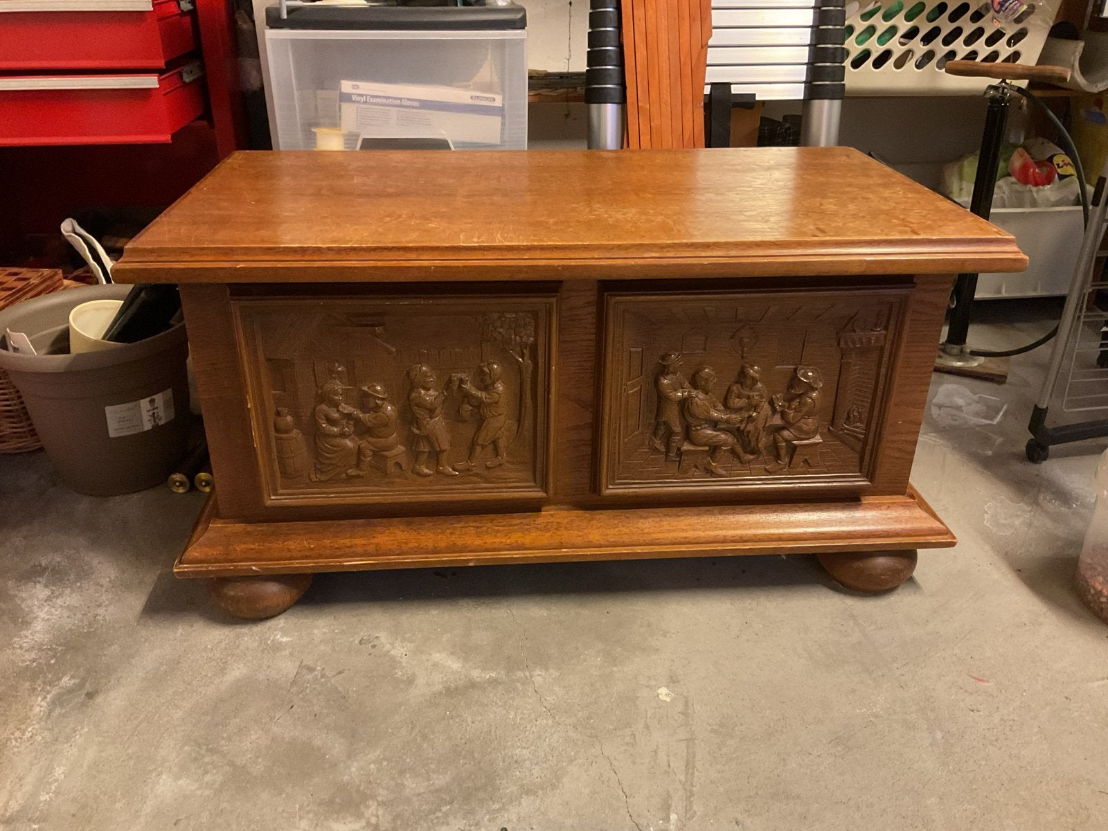 Antieke houten kist met houtsnijwerk, Ophalen