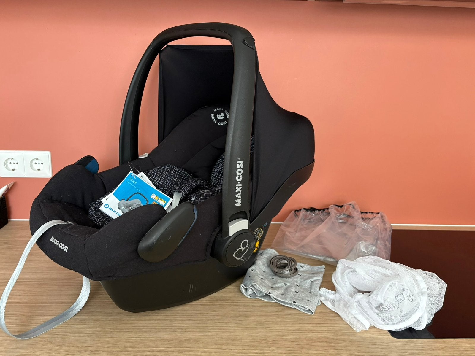 Maxicosi met toebehoren, Ophalen, Autogordel, Zo goed als nieuw, 0 t/m 13 kg