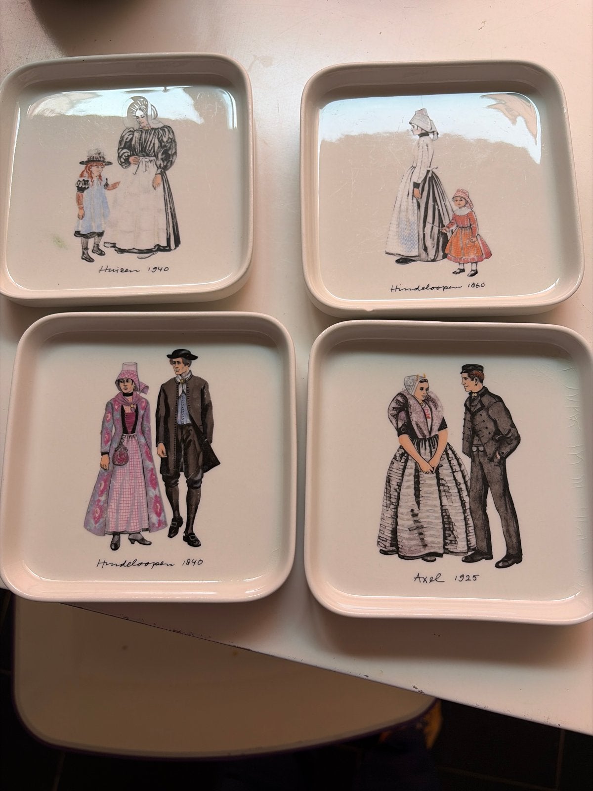 4 Villeroy & Boch „Burgherdragt“ schaaltjes, Ophalen