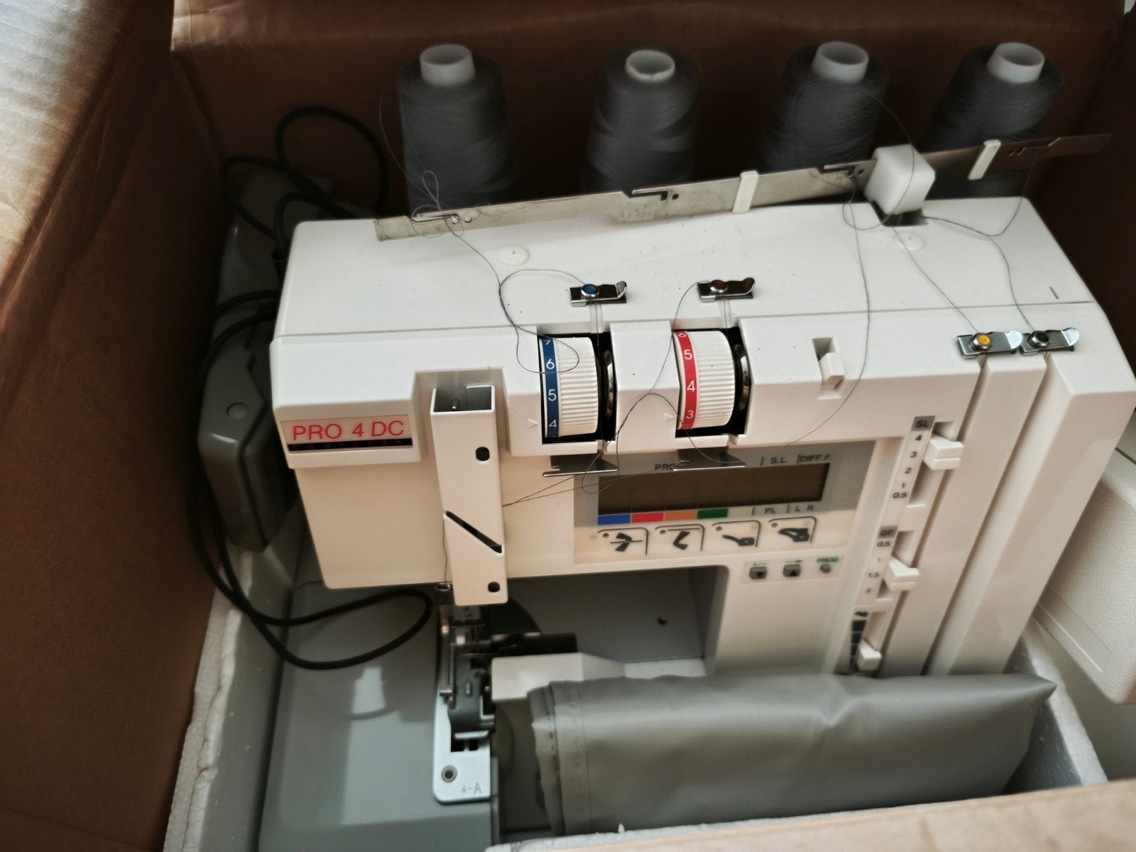 lock machine Elna pro 4 DC, Hobby en Vrije tijd, Naaimachines en Toebehoren, Ophalen of Verzenden, Zo goed als nieuw, Lockmachine
