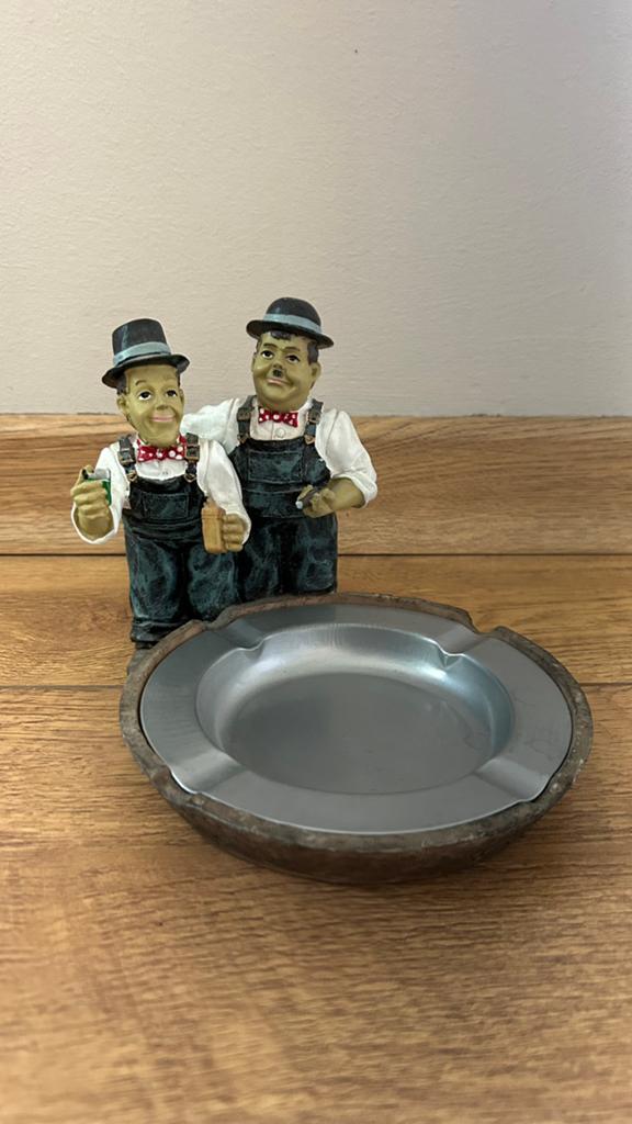 Mooi beeld, Laurel en hardy met asbak., Ophalen of Verzenden