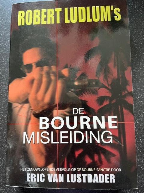 Robert Ludlum's/ De Bourne Misleiding, Ophalen of Verzenden, Zo goed als nieuw, Robert Ludlum