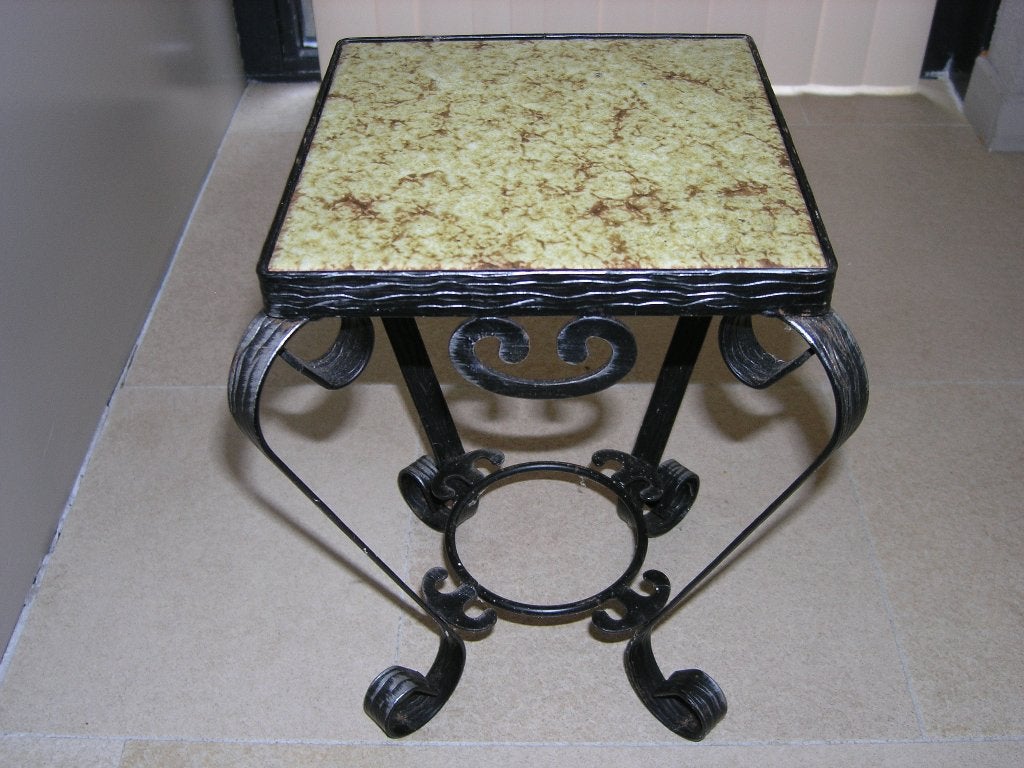 Vintage bijzettafeltje van smeedijzer met 1 vierkante tegel, Minder dan 45 cm, Minder dan 55 cm, Gebruikt, Metaal of Aluminium