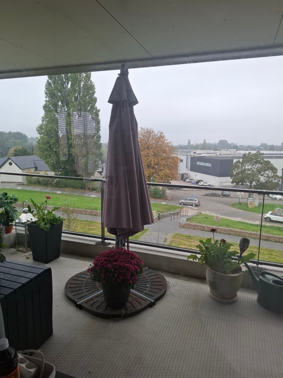 Zweefparasol met voet - 3.00m rond, goede staat, Tuin en Terras, Ophalen, Gebruikt, 3 tot 4 meter, Zweefparasol