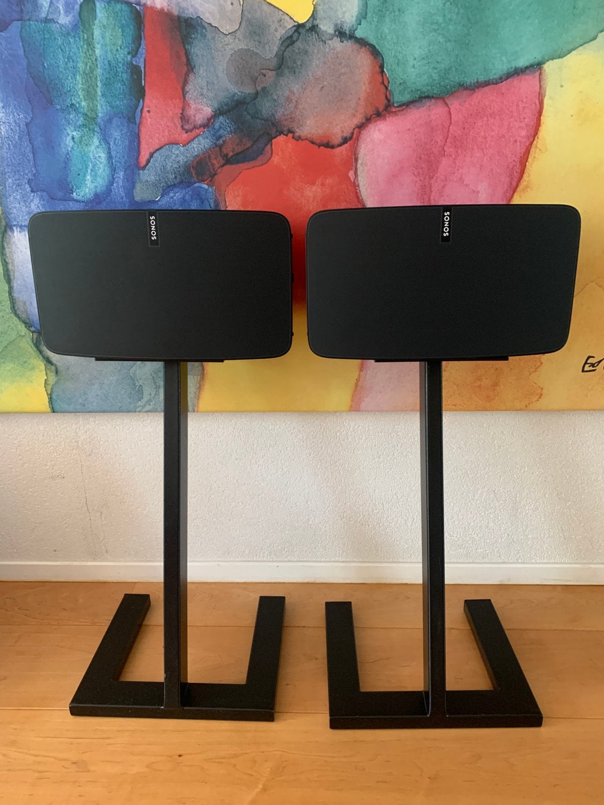 2x sonos Play 5 gen. 2 (zwart), op standaarden.