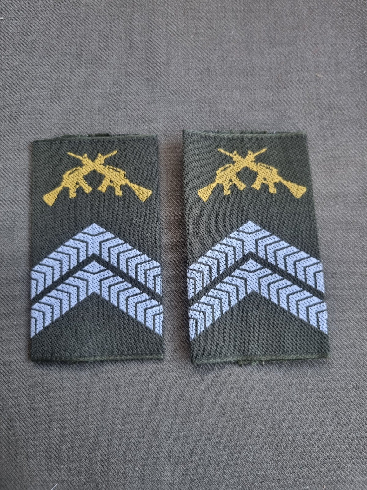 rangen  gvt korporaal 1ste klasse wit olk (gele wapens), Verzamelen, Ophalen of Verzenden, Landmacht, Nederland, Embleem of Badge