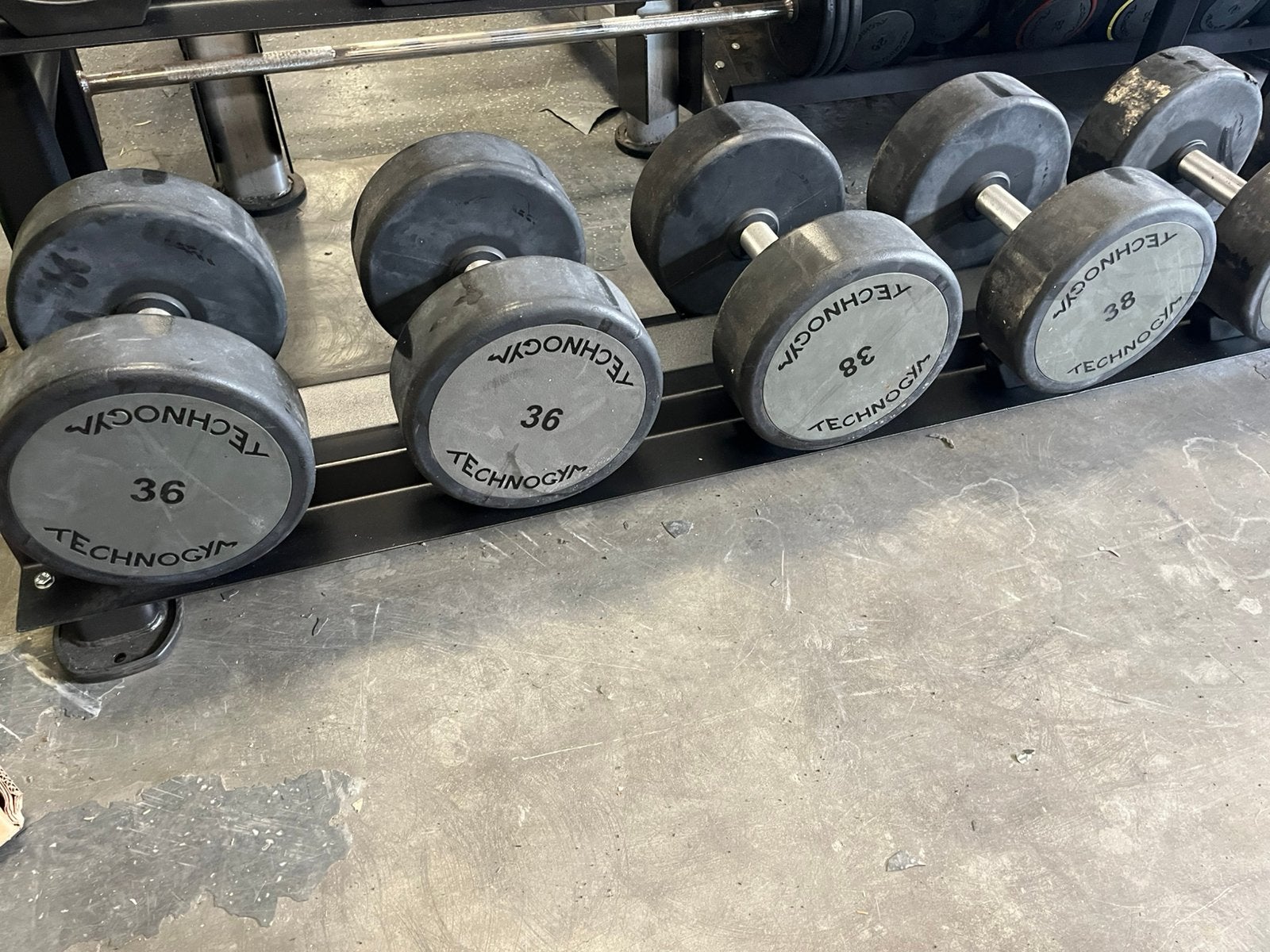Technogym pu rubberen dumbbells 32-40 kg gewichten, Ophalen, Dumbbell, 32-40 kg, Pu rubberen dumbbells