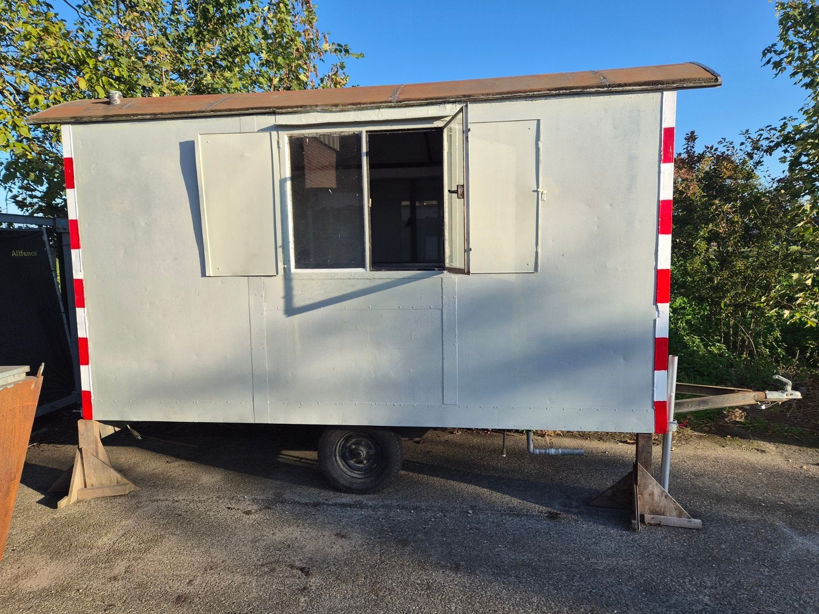 Schaftkeet / Mobiele Kantine met Toilet, sanibreur., Ophalen, Gebruikt