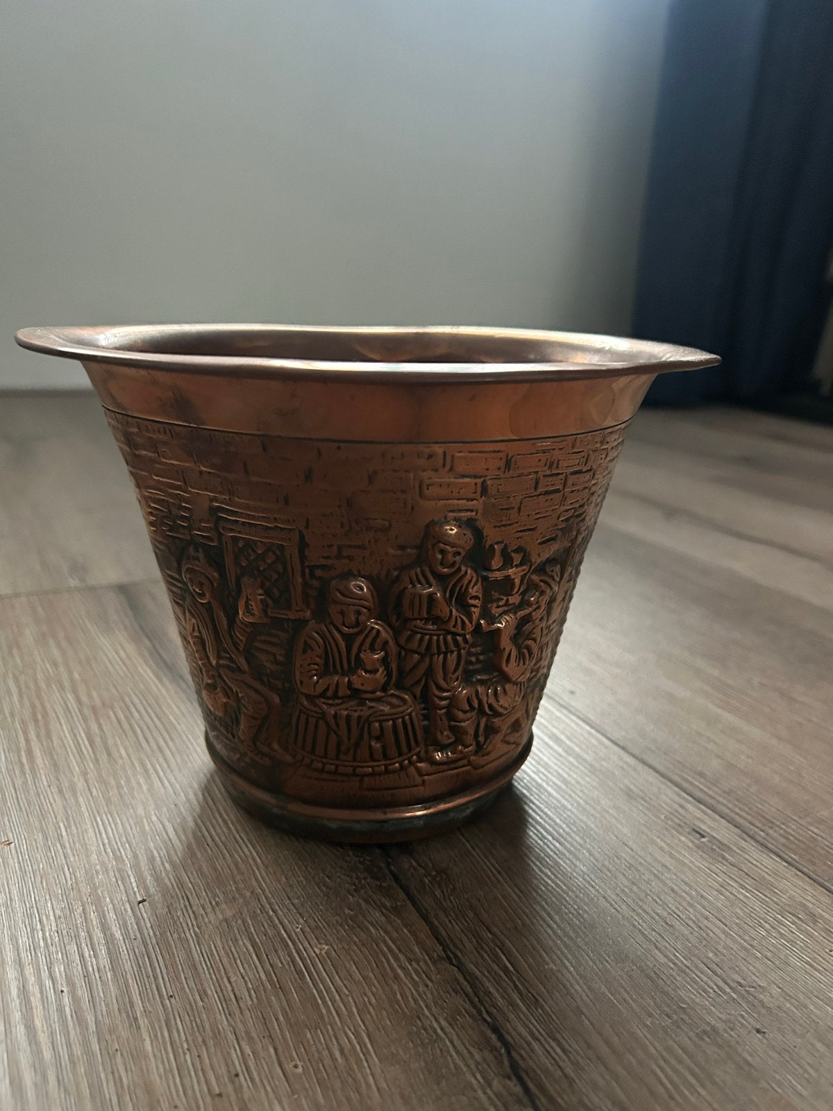 Roodkoperen bloempot met reliëf, 18 cm hoog, Ophalen of Verzenden, Koper