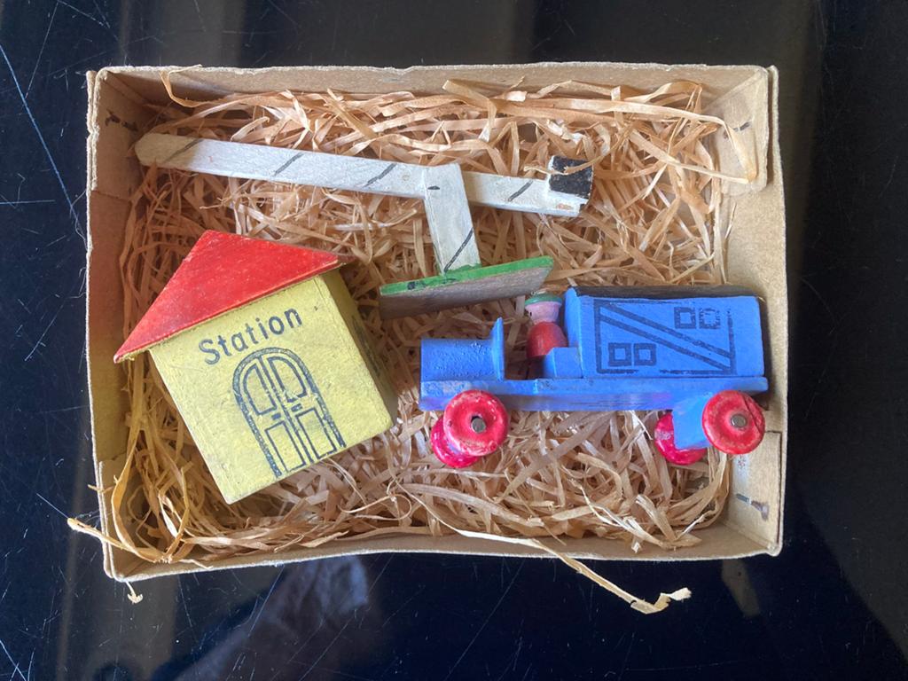 🌿 Pop “ ANTIEK/OUD HOUTEN ERTZGEBERGTE AUTO MET STATION”🌿, Verzenden