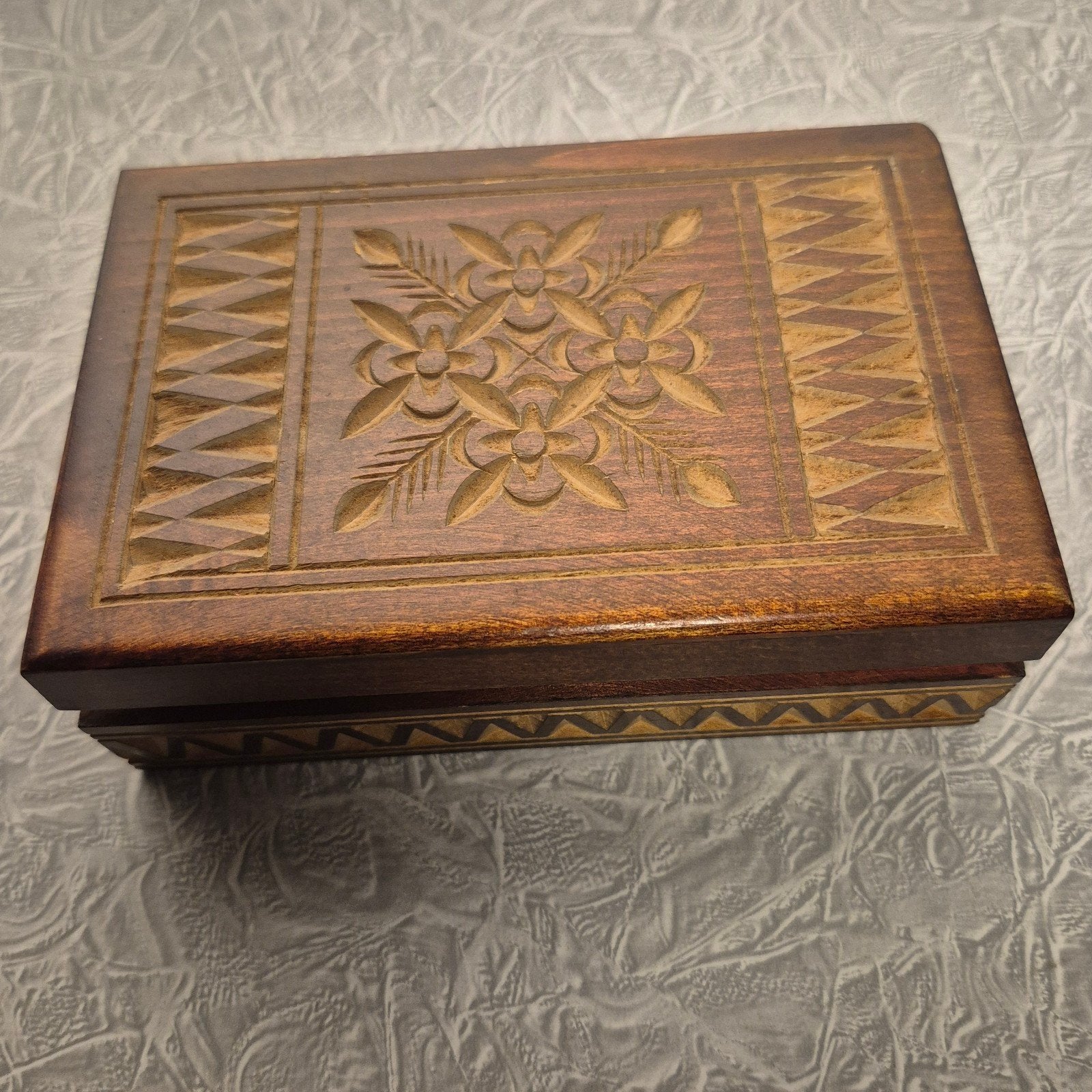 Houten doosje met houtsnijwerk - Belle-Vassel Hoensbroek, Ophalen of Verzenden