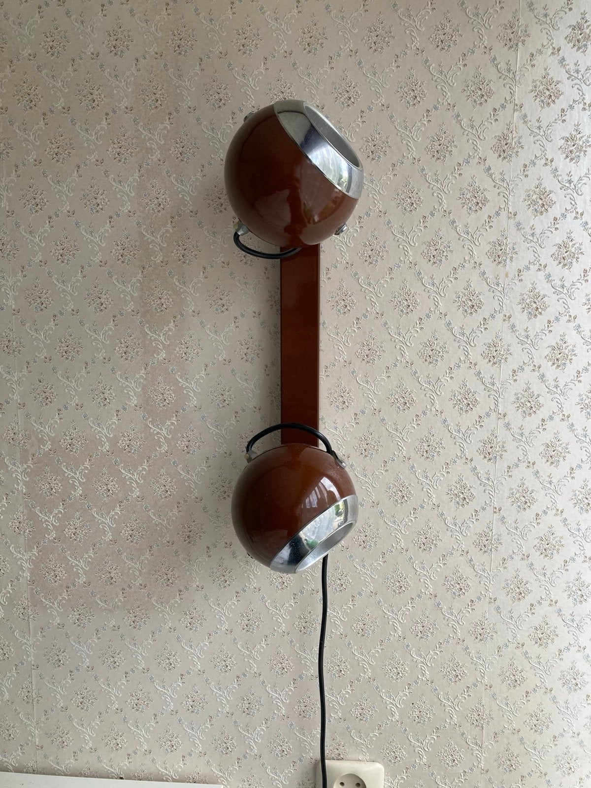 Vintage wandlamp met twee bruine bollen, Huis en Inrichting, Ophalen, Met snoer/stekker, Gebruikt, Bruin