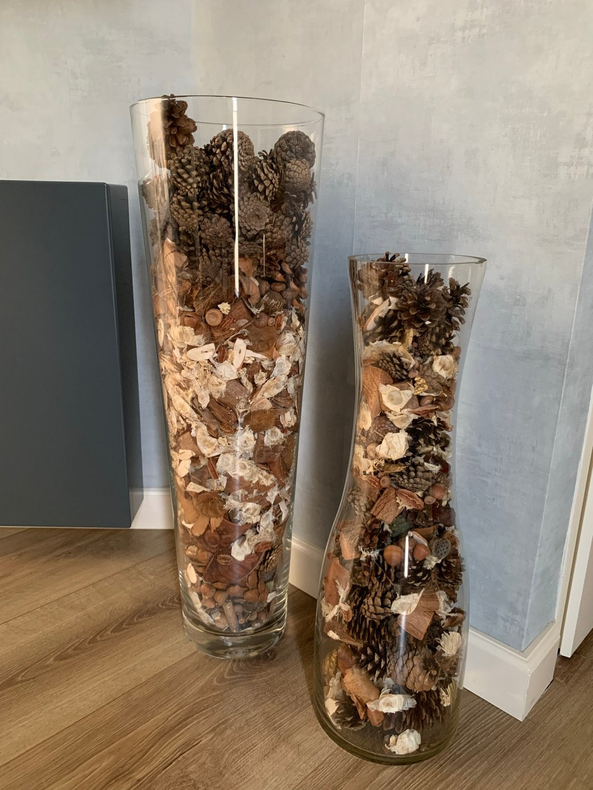 2 hoge glazen vazen met dennenappels en potpourri, Ophalen, Gebruikt, Transparant, Inclusief decoratie