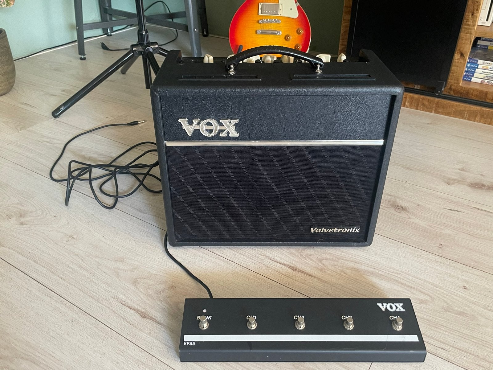 Vox Valvetronix VT20+ gitaarversterker met VFS5 voetschakela, Muziek en Instrumenten, Versterkers | Bas en Gitaar, Ophalen, Zo goed als nieuw