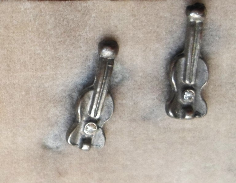 Oorbellen in de vorm van gitaren Met een strass steentje, Overige materialen, Ophalen of Verzenden, Zo goed als nieuw, Knopjes of Stekers