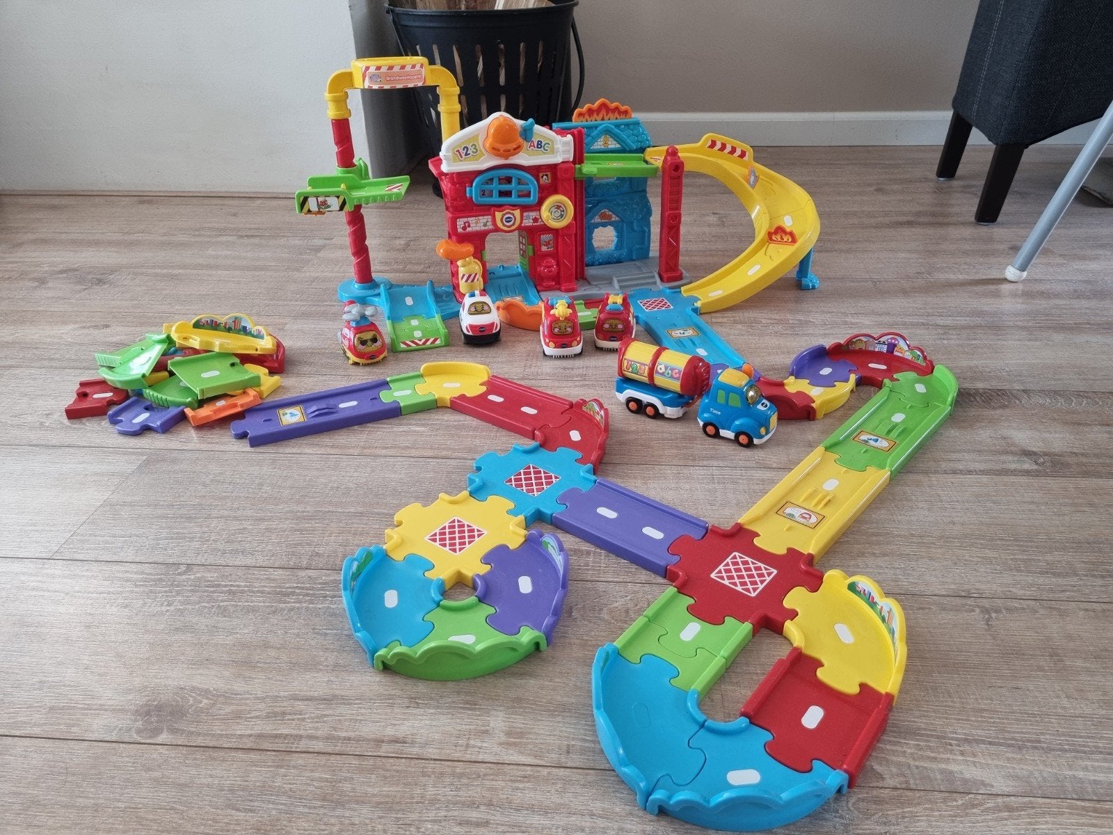Vtech brandweerkazerne met auto's en extra baan, Ophalen of Verzenden, 2 tot 4 jaar