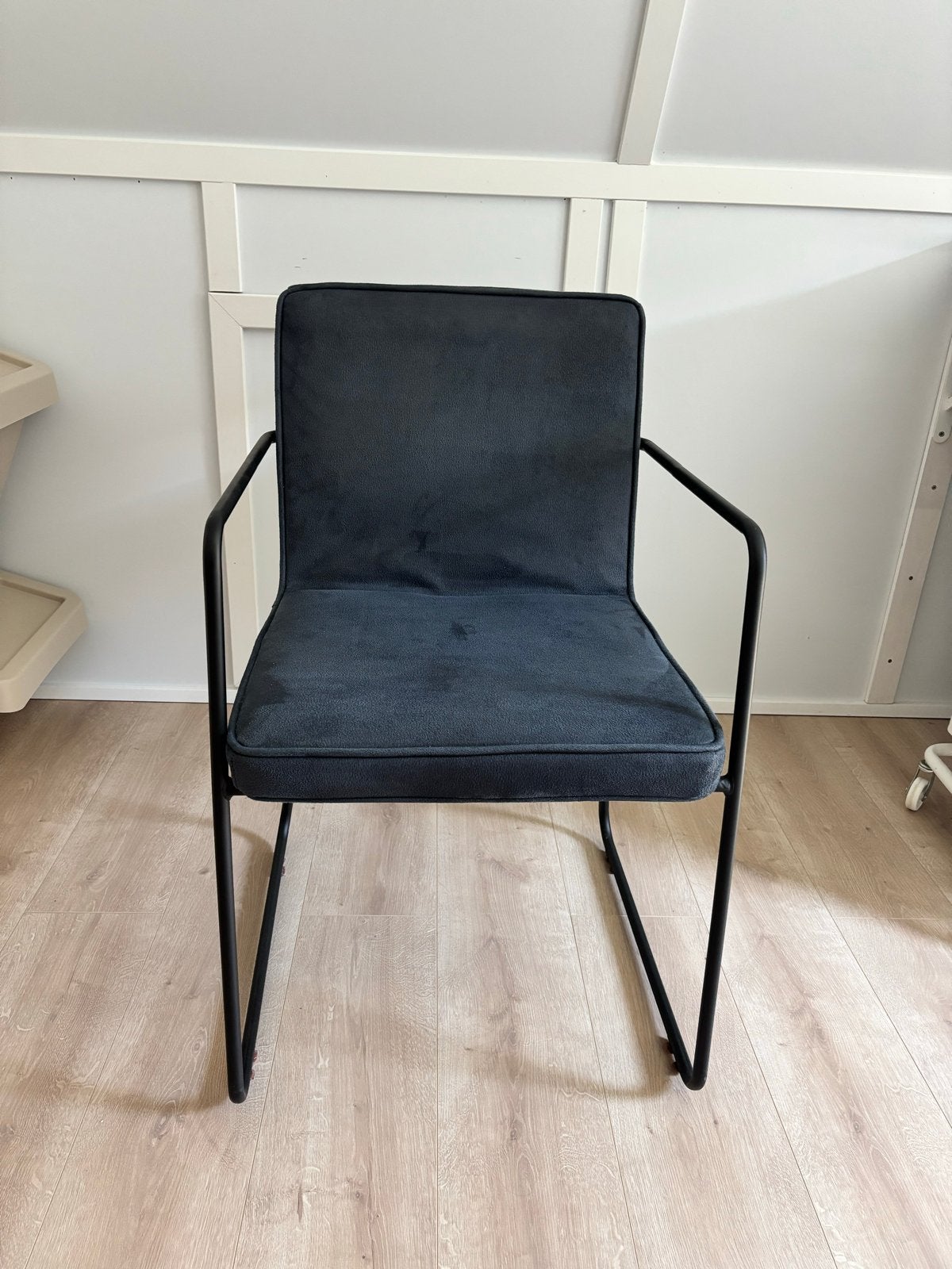 4x Mooie blauwe suède stoelen met zwarte leuning, Huis en Inrichting, Ophalen, Gebruikt, Blauw, Vier