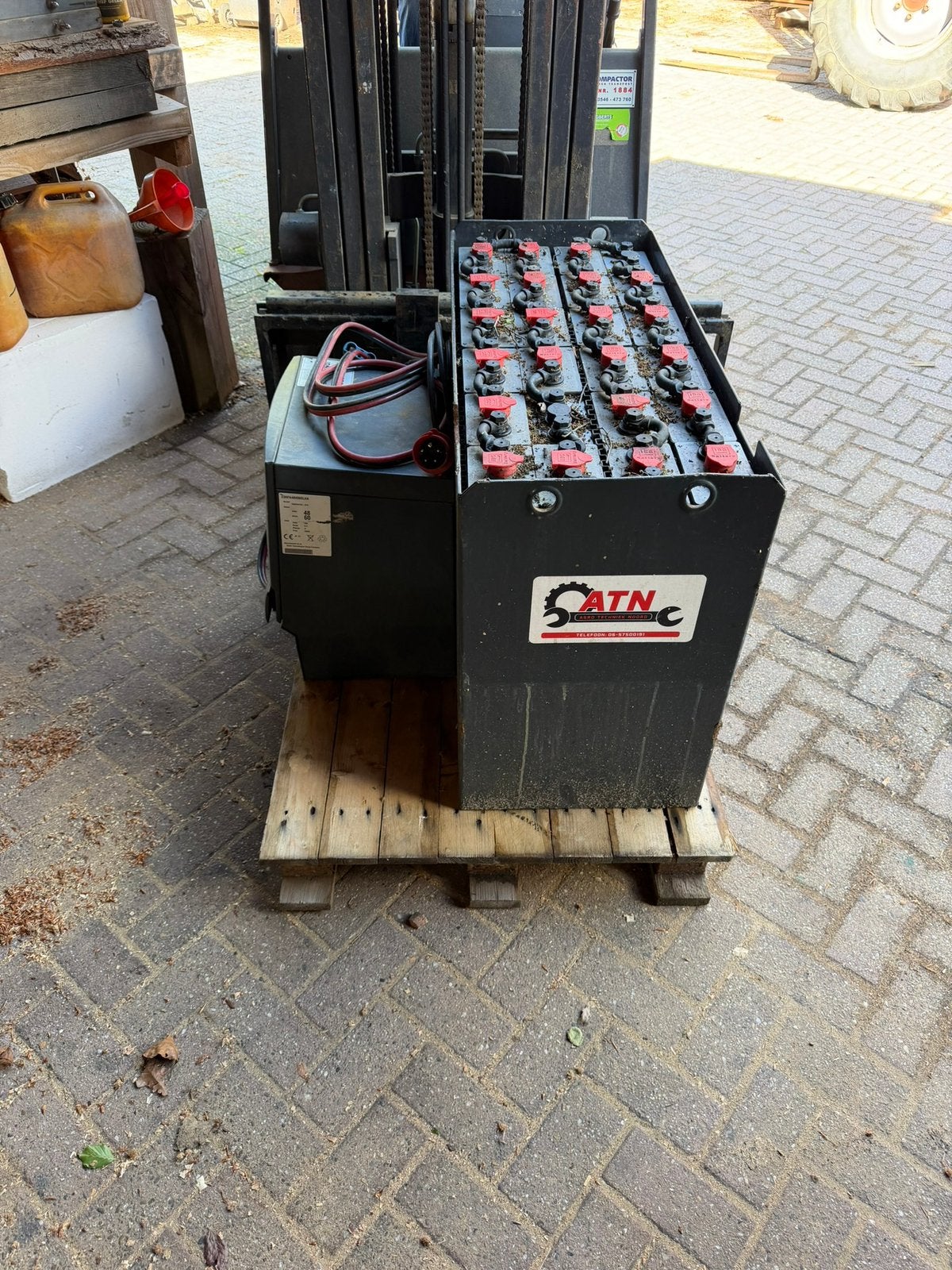 Accu uit heftruck met lader, Ophalen, Gebruikt, Nissan