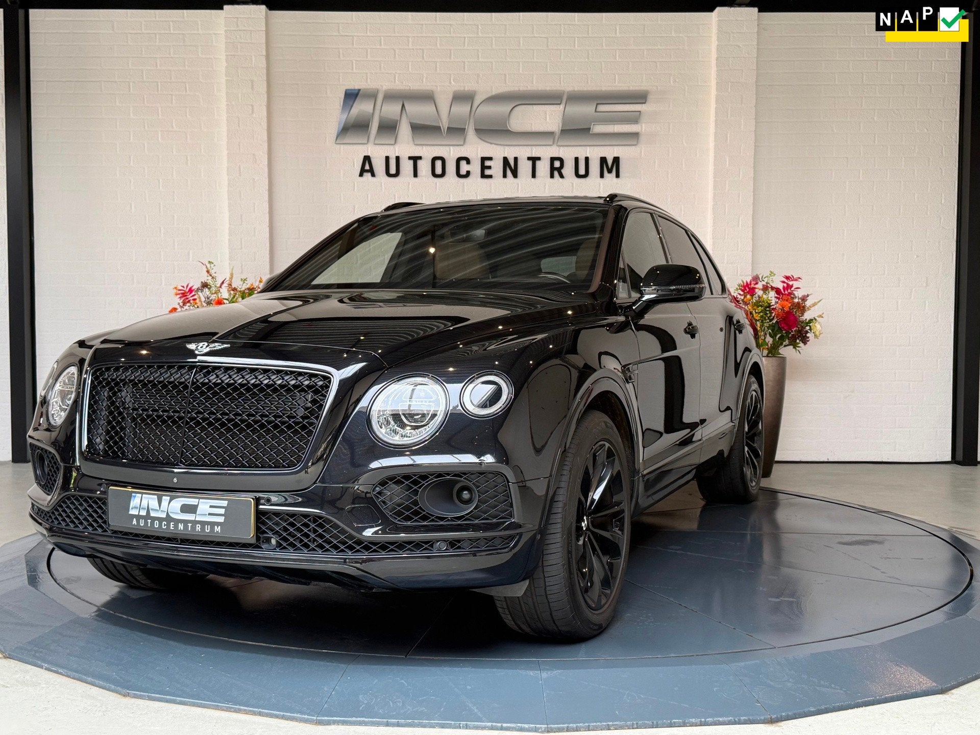 Bentley Bentayga 6.0 W12 | Head Up | Akrapovic, Auto's, Bentley, Automaat, Gebruikt, 12 cilinders, Zwart