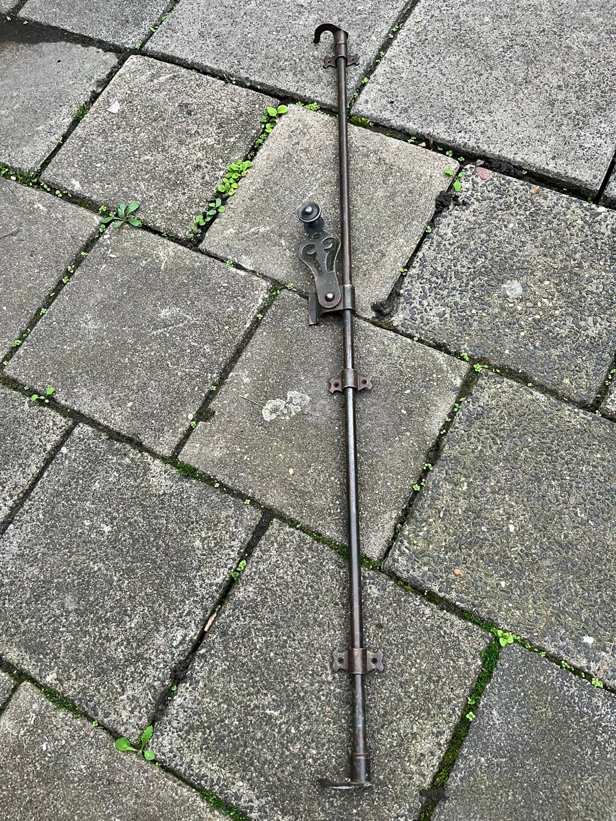 Spagnolet voor een raamluik, Ophalen