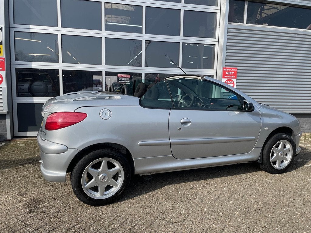 Peugeot 206 1.6i 16v Cabrio, Sportief & Zomerproof, Auto's, Peugeot, Gebruikt, 4 cilinders, Cabriolet, 4 stoelen