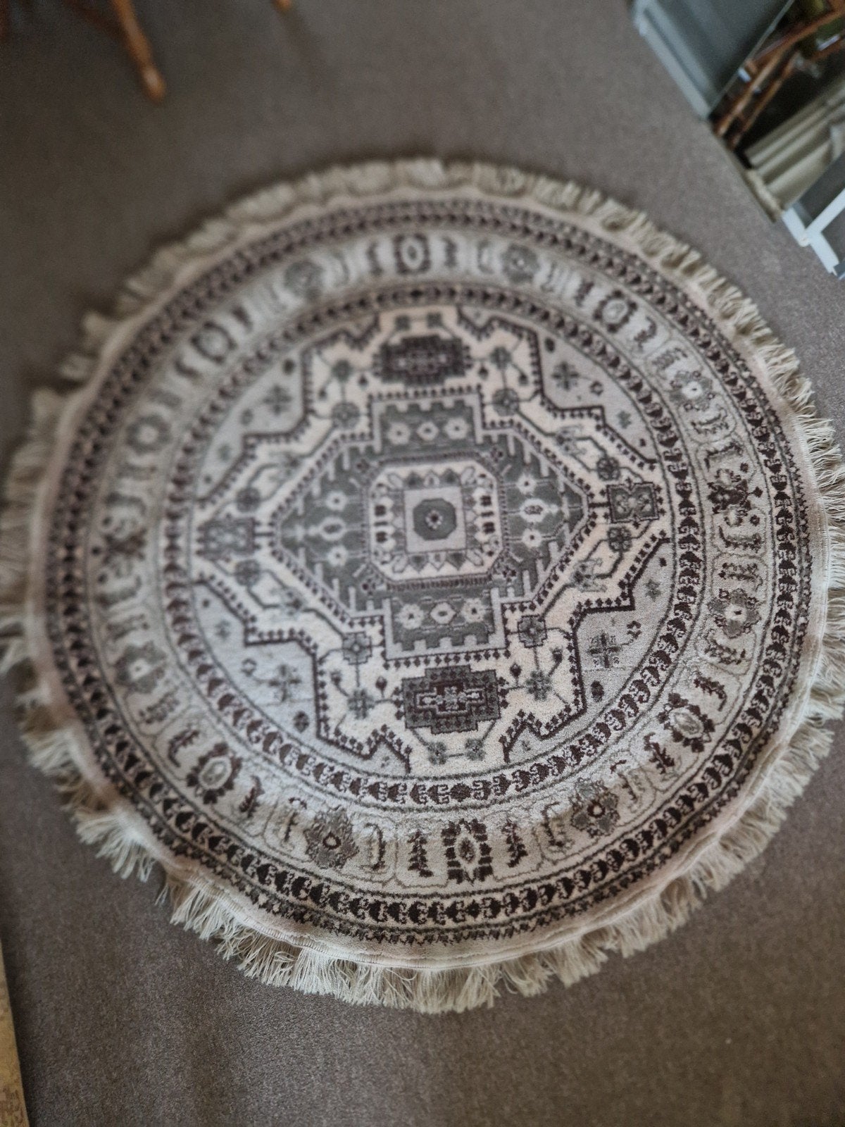 Rond tafel/vloerkleed met franjes - 150 cm, Huis en Inrichting, Stoffering | Tapijten en Kleden, Ophalen, Gebruikt, Grijs, Rond