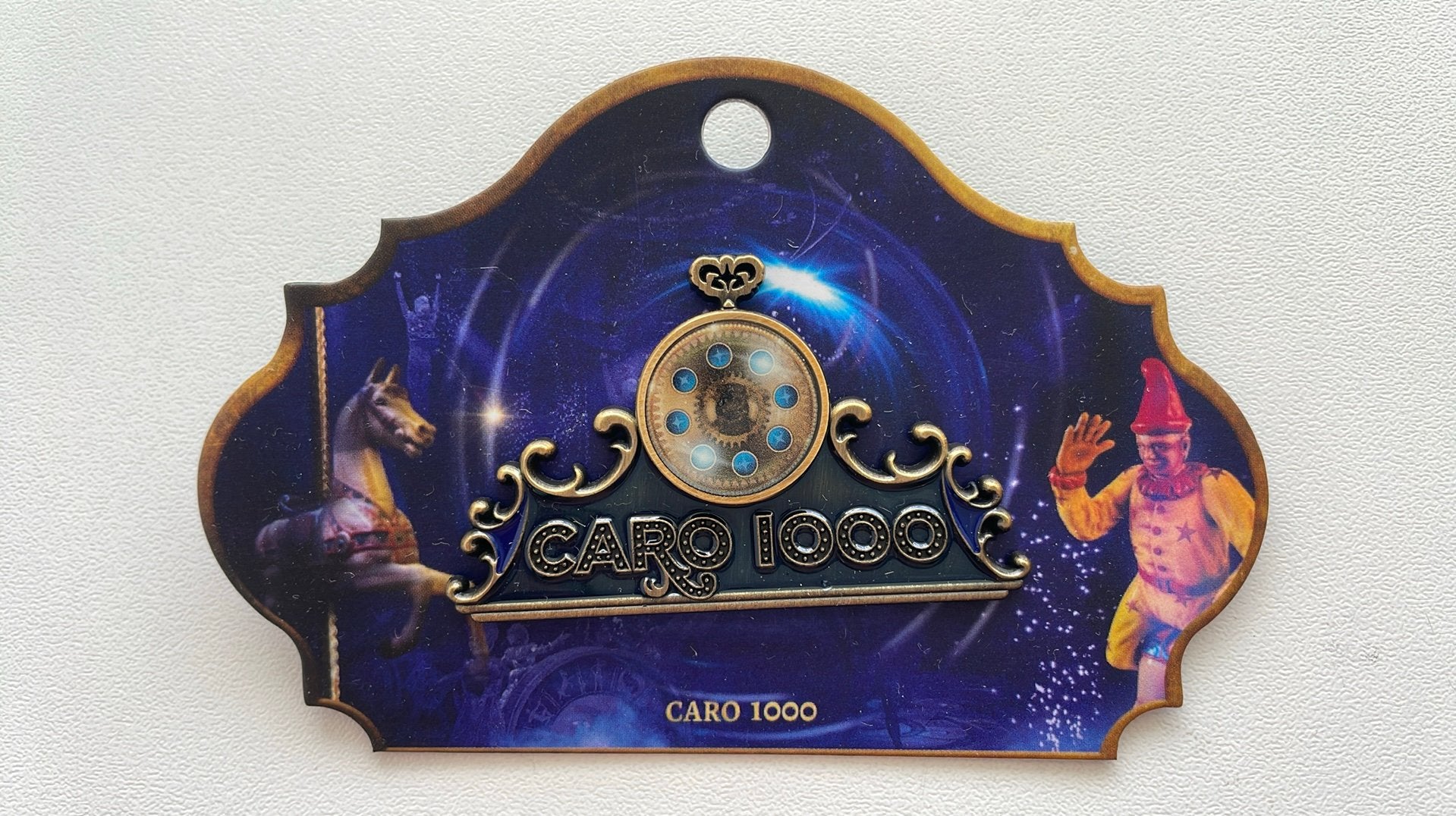 Efteling pin Caro 1000ste voorstelling op kaartje EPP 499, Ophalen of Verzenden, Nieuw, Button of Speldje