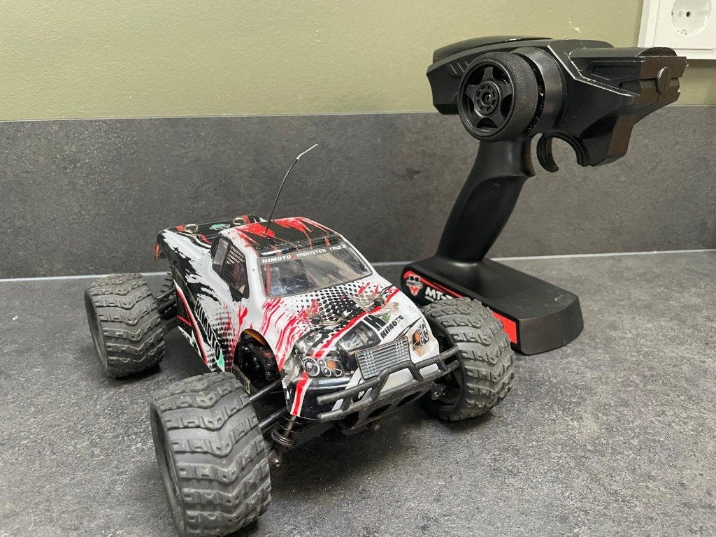 Radiografisch bestuurbare auto 1/18 Himoto Monstertruck, Ophalen, Gebruikt