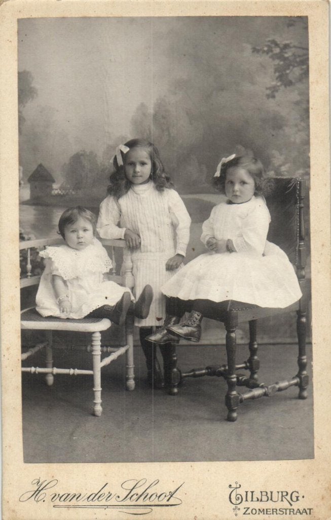 Kabinet  Foto - 3 kleine meisjes - H. v/d Schoot - Tilburg, Gebruikt, Verzenden, Foto, Voor 1940