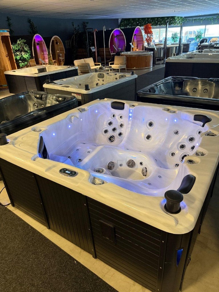 Luxe 5-persoons jacuzzi – 2 ligplaatsen