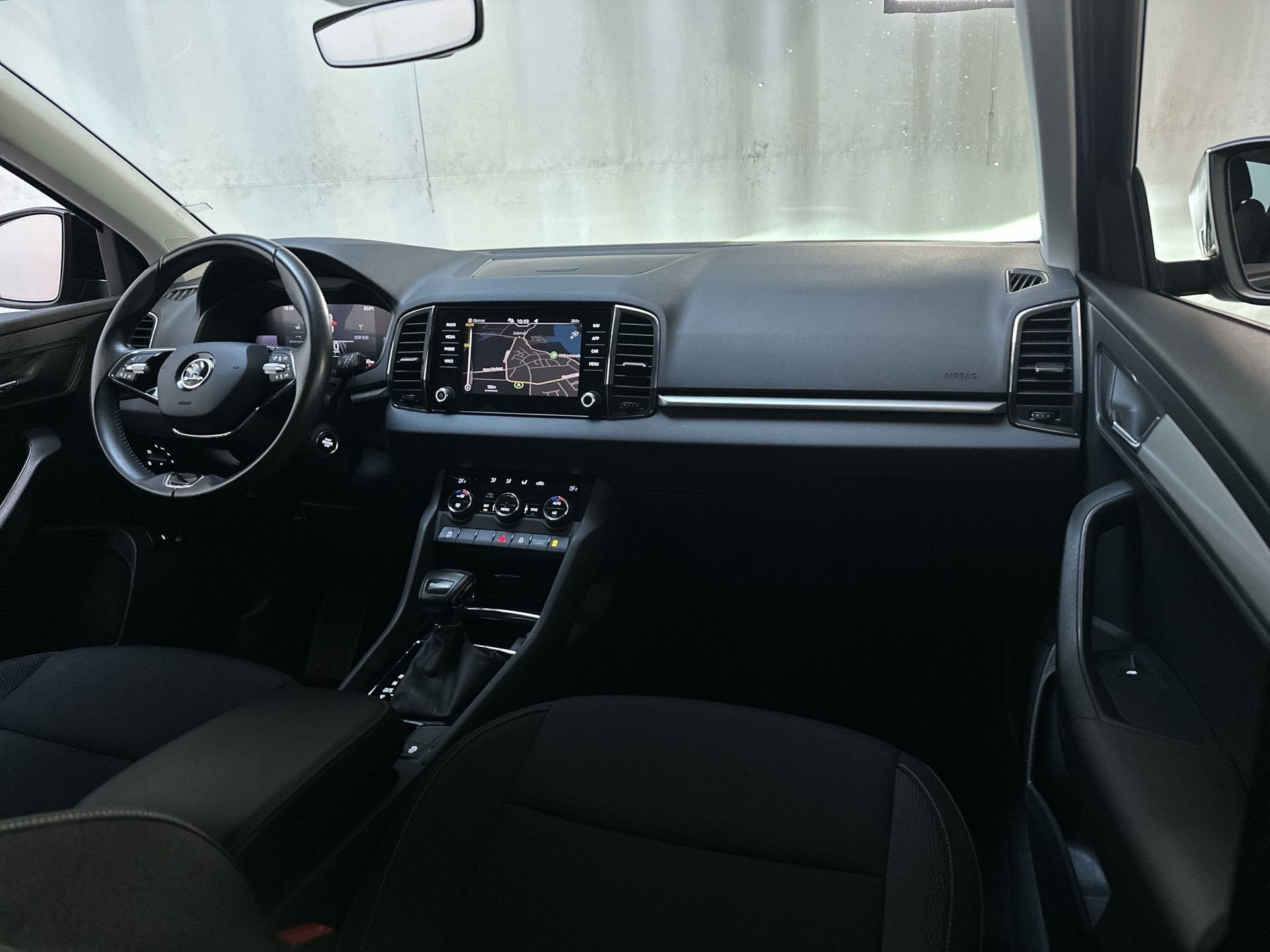 Skoda Karoq 1.5 TSI DSG ACT Business Edition Navigatie Trekh, Auto's, Dealer onderhouden, Stof, 4 cilinders, Zwart