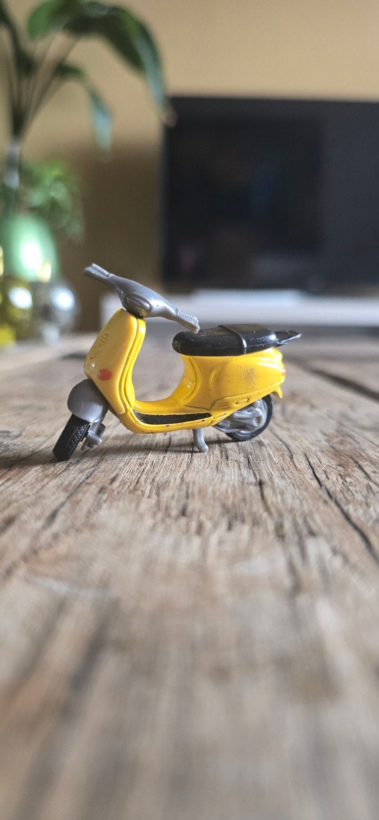 Gele Vespa Scooter Model - Gedetailleerd Miniatuur, Gebruikt, 1:50 of kleiner, Overige typen, Ophalen