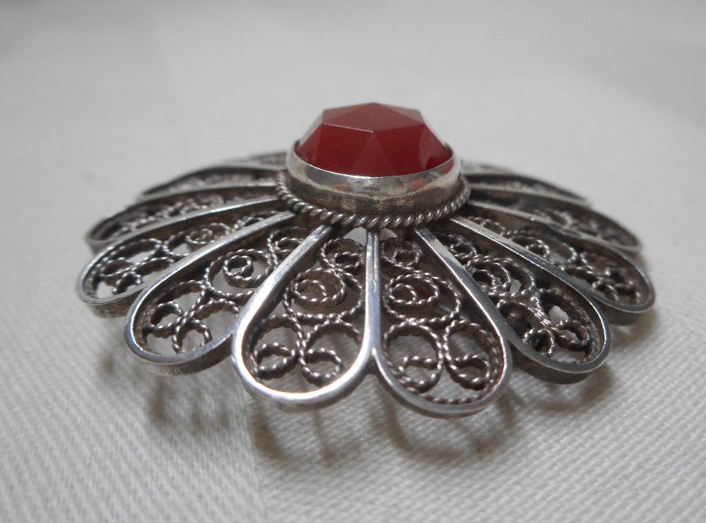 Zilveren antieke broche met carneool nr.527, Verzenden, Zilver, Broche, Met edelsteen